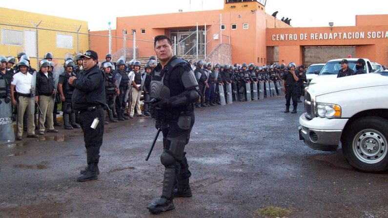 Miembros de la Policía mexicana vigilan los alrededores de un penal el 16 de mayo de 2009, en el estado de Zacatecas (México). EFE/NTR