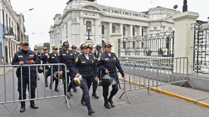 Las fuerzas policiales están desplegadas en el centro de Lima, en los alrededores del edificio del Congreso peruano, el 1 de octubre de 2019. (CRIS BOURONCLE / AFP / Getty Images)