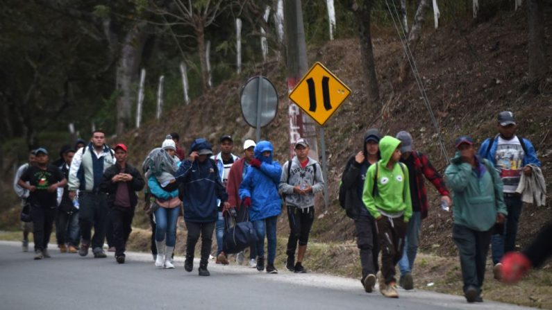 Inmigrantes hondureños caminan cerca de Esquipulas, departamento de Chiquimula, Guatemala, el 16 de enero de 2020, después de cruzar la frontera desde Honduras en su camino a los Estados Unidos. (JOHAN ORDONEZ / AFP / Getty Images)