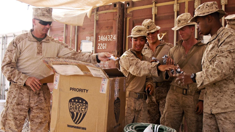 Las tropas estadounidenses reciben un paquete de suministros muy necesarios de Troops Direct. (Cortesía de Troops Direct)