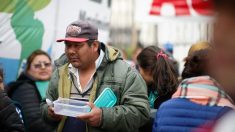 Entregan tarjetas alimentarias en Buenos Aires para combatir el hambre