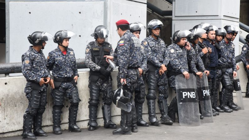 Miembros de la Policía Nacional Bolivariana hacen guardia en el edificio de la Asamblea Nacional el 15 de enero de 2020 en Caracas, Venezuela. La sesión tuvo que ser trasladada del edificio del Congreso a Anfiteatro El Hatillo debido a los ataques a los legisladores de la oposición que intentaban ingresar. (Foto de Getty Images)