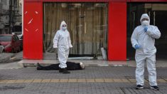 Un hombre muerto en la calle refleja una imagen aterradora de la ciudad afectada por el virus