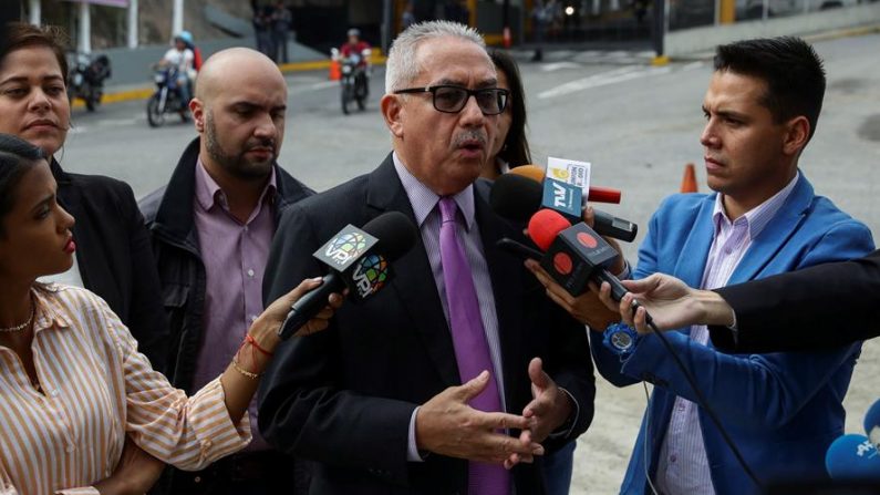 El abogado del diputado opositor Ismael León, Joel García, ofrece declaraciones a los medios de comunicación a la entrada de El Helicoide, sede del Servicio Bolivariano de Inteligencia Nacional (Sebin) en Caracas (Venezuela). EFE/RAYNER PEÑA R.