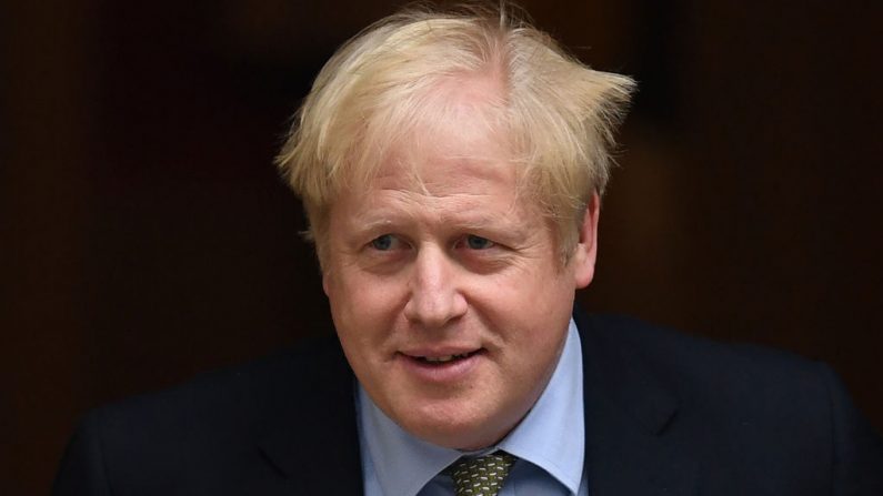 El primer ministro británico, Boris Johnson, sale de 10 Downing Street en el centro de Londres el 8 de enero de 2020, antes de dirigirse a la Cámara de los Comunes para las preguntas del primer ministro (PMQS). (DANIEL LEAL-OLIVAS / AFP / Getty Images)