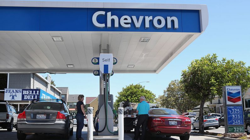 Los clientes de Chevron bombean gasolina a sus automóviles en una estación de servicio Chevron el 13 de agosto de 2010 en San Rafael, California (EE.UU.). (Justin Sullivan / Getty Images)