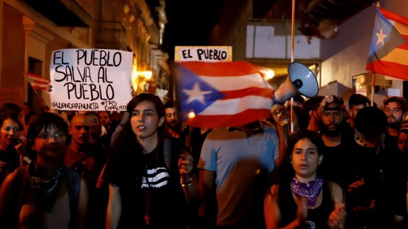 Personas participan durante una manifestación pacífica el 21 de enero de 2020 en San Juan (Puerto Rico). EFE/Thais Llorca