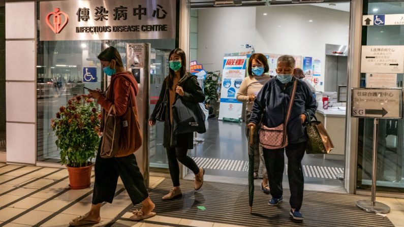 Las personas que usan máscaras faciales salen del Centro de Enfermedades Infecciosas del Hospital Princess Margaret el 22 de enero de 2020 en Hong Kong, China. (Anthony Kwan / Getty Images)