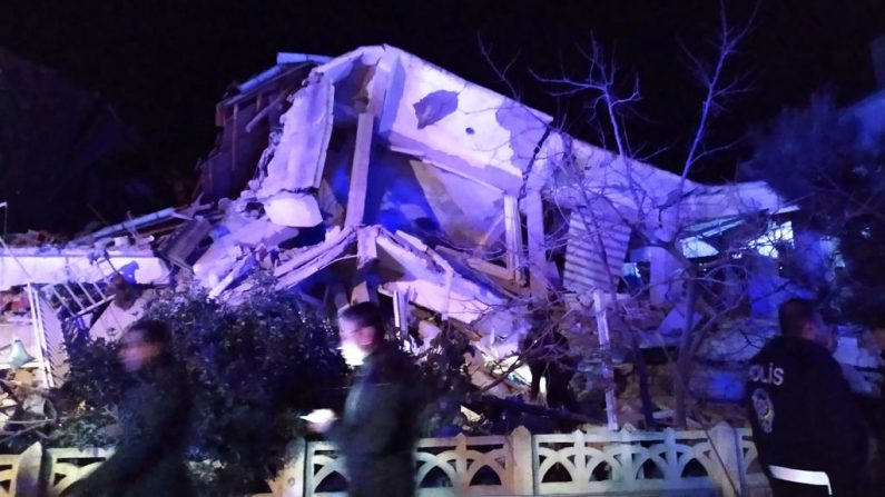 Las autoridades y la policía turcas llegan a la escena de un edificio derrumbado después de un terremoto de magnitud 6,8 ​​en Elazig, este de Turquía, el 24 de enero de 2020, matando a varias personas según el ministerio del interior turco. (DHA / AFP a través de Getty Images)