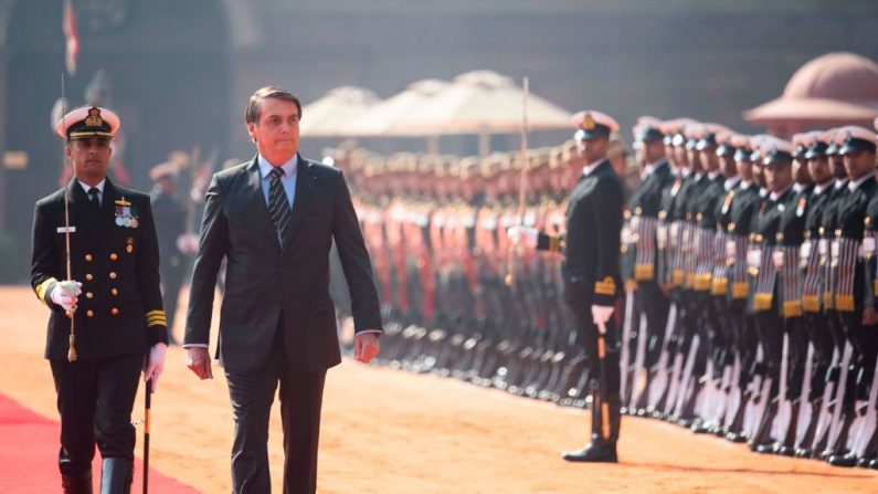 El presidente de Brasil, Jair Bolsonaro, revisa a un guardia de honor durante una recepción ceremonial en Rashtrapati Bhavan - El Palacio Presidencial en Nueva Delhi (India) el 25 de enero de 2020. (JEWEL SAMAD / AFP / Getty Images)