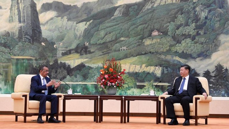 Tedros Adhanom (i), Director General de la Organización Mundial de la Salud, asiste a una reunión con el líder chino Xi Jinping (d) en Beijing, China, el 28 de enero de 2020. EFE / EPA / NAOHIKO HATTA / POOL