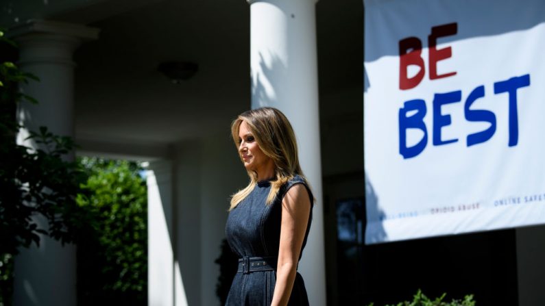 La Primera Dama de Estados Unidos, Melania Trump, llega a un evento para celebrar el primer aniversario de la iniciativa "Be Best" en el Jardín de las Rosas de la Casa Blanca el 7 de mayo de 2019, en Washington, DC. (EE.UU.). (BRENDAN SMIALOWSKI / AFP / Getty Images)