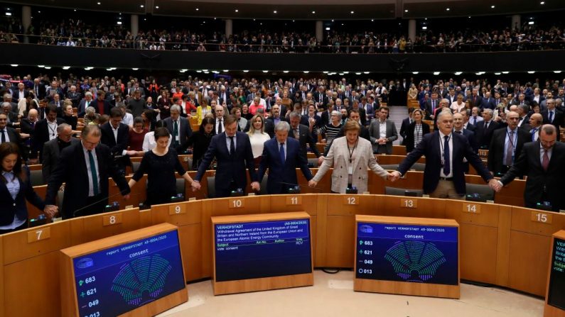 Los miembros del Parlamento Europeo reaccionan después de ratificar el acuerdo Brexit durante una sesión plenaria en el Parlamento Europeo en Bruselas el 29 de enero de 2020. - El Parlamento Europeo votó abrumadoramente el 29 de enero para aprobar el acuerdo Brexit con Londres, despejando el obstáculo final para la salida de Gran Bretaña de la UE. (YVES HERMAN / POOL / AFP a través de Getty Images)