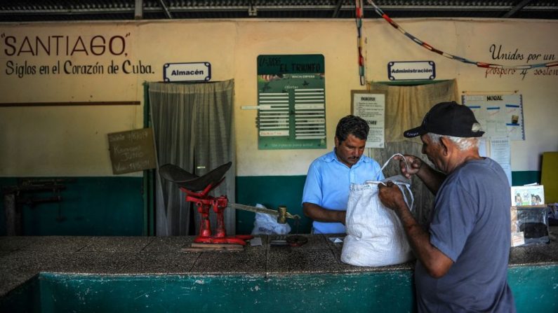 Un hombre compra comestibles en una tienda en El Caney, provincia de Santiago de Cuba, el 21 de junio de 2017. (YAMIL LAGE / AFP / Getty Images)