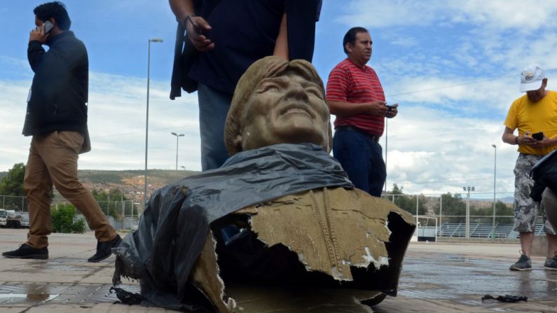 Vista del busto del expresidente boliviano Evo Morales después de que fue derribado por empleados del Ministerio de Deportes de Bolivia afuera de un centro deportivo en Cochabamba, Bolivia, el 13 de enero de 2020. (STR / AFP / Getty Images)