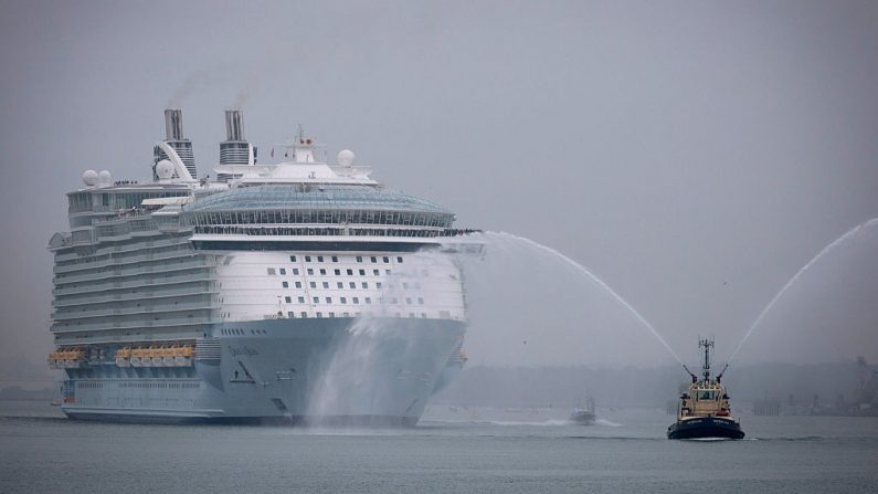 El crucero más grande del mundo 'Oasis of the Seas' llega a Southampton Water el 15 de octubre de 2014 en Southampton, Inglaterra. (Matt Cardy / Getty Images)
