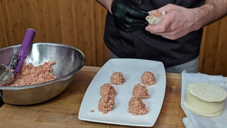 Un hombre prepara el 6 de enero de 2020 una carne alternativa al cerdo elaborada con plantas durante la presentación de dicho producto por parte de Impossible Foods, en Las Vegas (EE.UU). EFE/ Marc Arcas