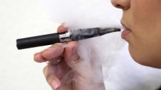 Juez bloquea prohibición de cigarrillos electrónicos de sabores en Nueva York