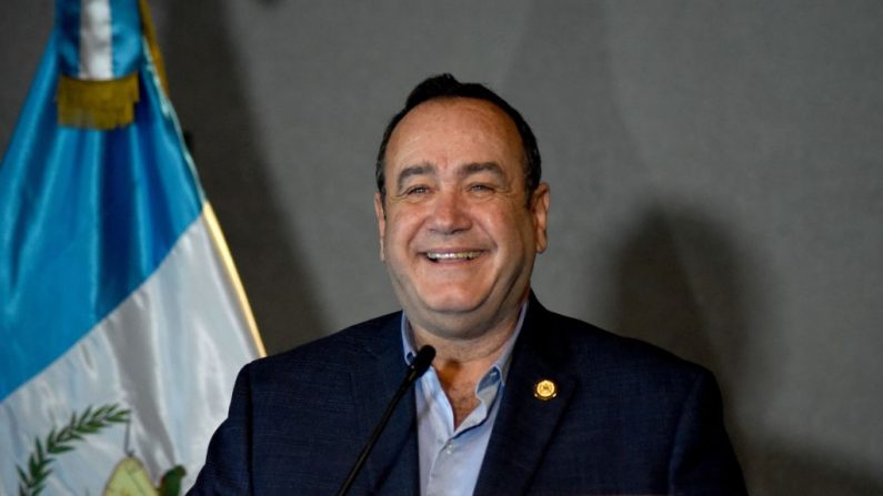 El presidente electo de Guatemala, Alejandro Giammattei, sonríe durante una conferencia de prensa en el Teatro Nacional de la Ciudad de Guatemala el 13 de enero de 2020. (ORLANDO ESTRADA / AFP / Getty Images)