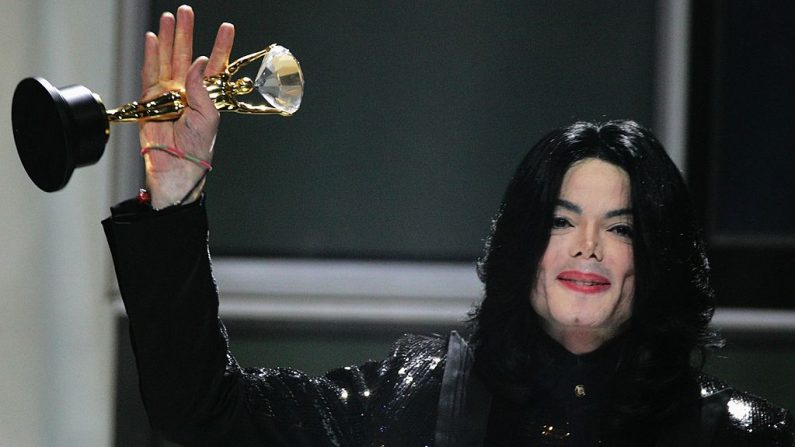 El cantante Michael Jackson recibe el Premio Diamante durante los World Music Awards 2006 en Earls Court el 15 de noviembre de 2006 en Londres (Inglaterra). (Getty Images / Getty Images)