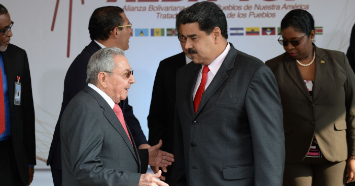 Raúl Castro junto a Nicolás Maduro en la cumbre del ALBA en el palacio presidencial de Miraflores en Caracas el 5 de marzo de 2018. (Foto de FEDERICO PARRA/AFP/Getty Images)