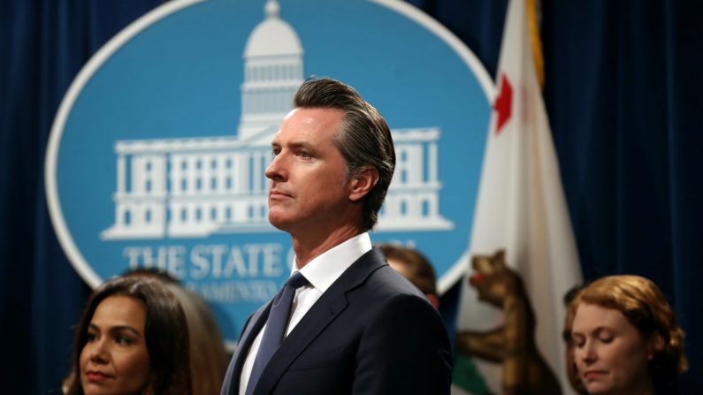 El gobernador de California Gavin Newsom durante una conferencia de prensa en el Capitolio del Estado de California en Sacramento, California, el 16 de agosto de 2019. (Justin Sullivan/Getty Images)