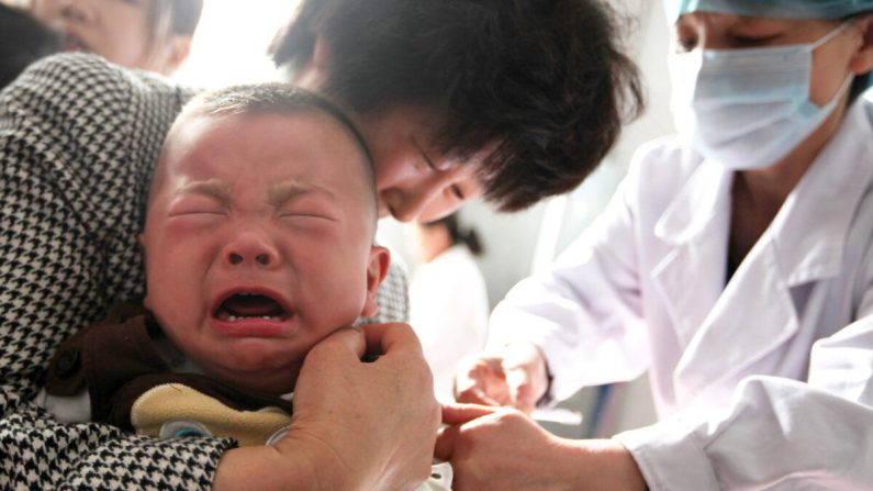 Un niño recibe una vacuna en un hospital de Huaibei, en la provincia oriental de Anhui, China, el 26 de julio de 2018. (-/AFP vía Getty Images)