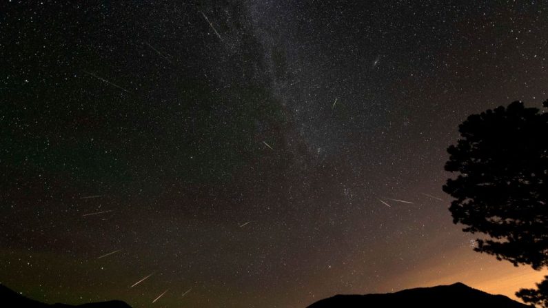En esta fotografía compuesta se ven 15 meteoros del grupo de estrellas fugaces Perseidas sobre el Parque Nacional de las Montañas Rocosas en Colorado en la madrugada del 13 de agosto de 2018. Trece imágenes fueron combinadas para hacer esta composición. (STAN HONDA/AFP vía Getty Images)