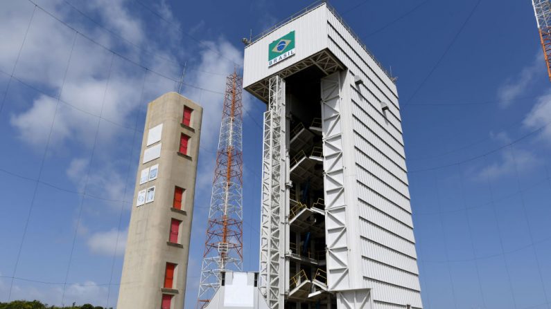 Torre de lanzamiento de cohetes en el Centro de Lanzamiento de Alcántara (CLA) en Alcántara, estado de Maranhão, Brasil, el 14 de septiembre de 2018. (Evaristo Sa /AFP vía Getty Images)