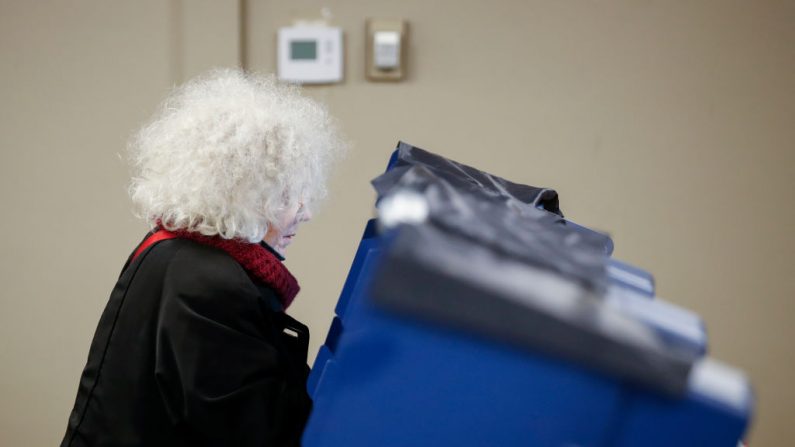 Una mujer deposita su voto antes de las elecciones de mitad de período del 6 de noviembre en un sitio de votación anticipada el 13 de octubre de 2018 en Chicago, Illinois. (Kamil Krzaczynski /AFP a través de Getty Images)
