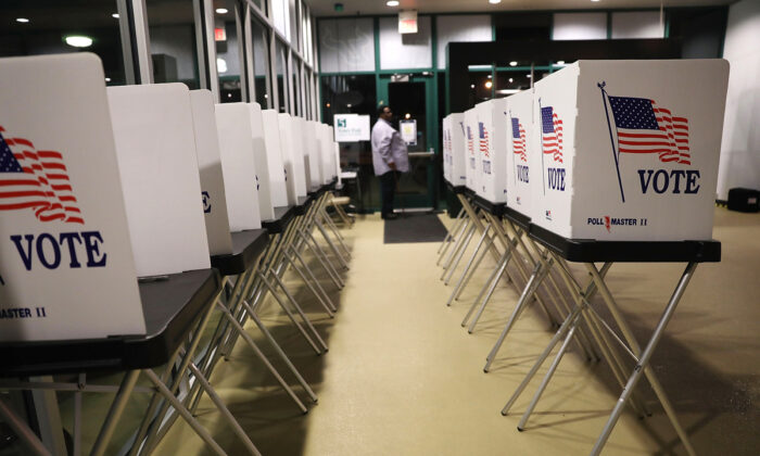 Las cabinas de votación están instaladas en el Centro Yuengling en el campus de la Universidad del Sur de la Florida mientras un personal se prepara para abrir las puertas a los primeros votantes en Tampa, Florida, el 22 de octubre de 2018. (Joe Raedle/Getty Images)

