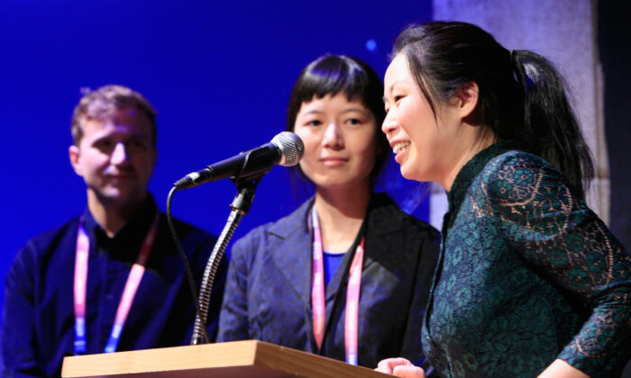 (De izquierda a derecha) Mike Shade, Jialing Zhang y Nanfu Wang hablan en el estreno de "One Child Nation" durante el Festival de Cine Sundance de 2019 en el Teatro Egipcio de Park City, Utah, el 26 de enero de 2019. (Chad Hurst/Getty Images)