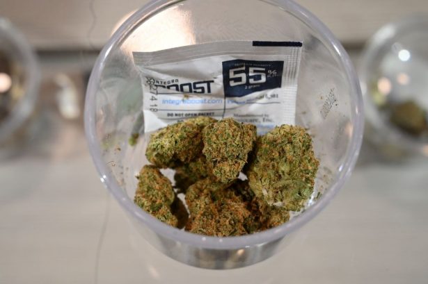Marihuana a la venta durante una parada en un dispensario de una gira de cannabis organizada por Green Tours
