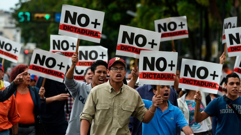 Los manifestantes de la oposición participan en una protesta contra el régimen de Nicolás Maduro, convocado por el líder de la oposición Juan Guaidó, cerca del Parque Cristal, en Caracas (Venezuela), el 30 de enero de 2019. (JUAN BARRETO / AFP / Getty Images)