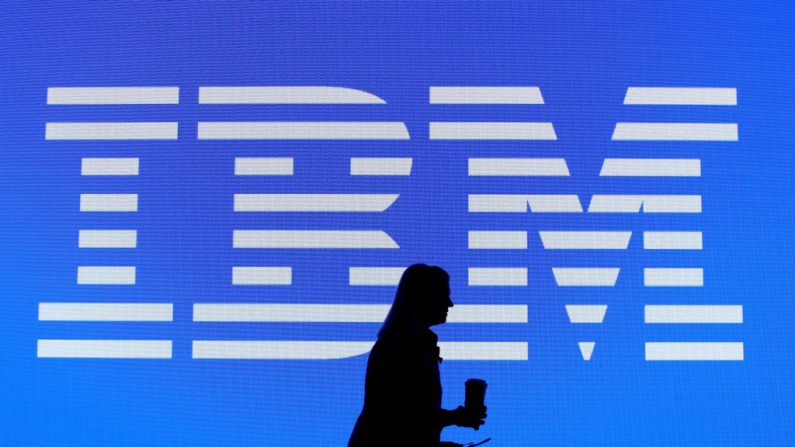 El logotipo de IBM se ve en una feria comercial en Las Vegas, Nevada, el 8 de enero de 2019. (Justin Sullivan / Getty Images)
