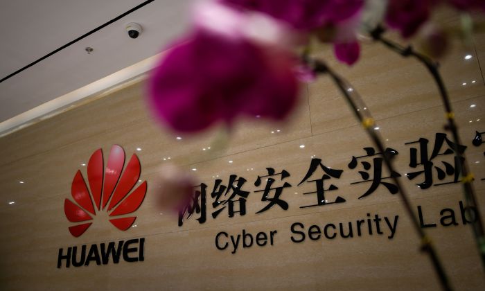 Un logo de Huawei se ve a la entrada del Laboratorio de Ciberseguridad de Huawei en el interior de una base de producción de la compañía durante una gira para la prensa en la ciudad de Dongguan, provincia de Guangdong, China, el 6 de marzo de 2019. (WANG ZHAO/AFP/Getty Images)