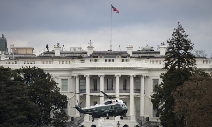 El Marine One lleva al presidente Donald Trump a bordo, sale del jardín sur de la Casa Blanca el 22 de marzo de 2019. (Drew Angerer/Getty Images)