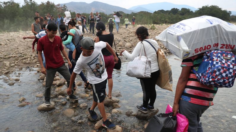 Muchas personas están haciendo la travesía por el río desde Venezuela para conseguir provisiones o para escapar de las condiciones de su país. (Joe Raedle/Getty Images)