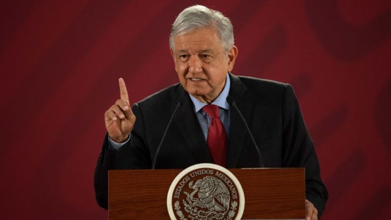 El presidente de México, Andrés Manuel López Obrador, habla durante su conferencia de prensa matutina diaria en el Palacio Nacional de la Ciudad de México el 26 de marzo de 2019. (PEDRO PARDO/AFP via Getty Images)