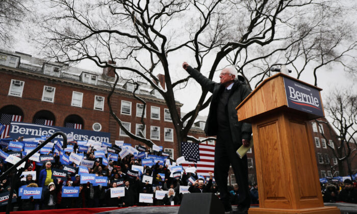 El candidato presidencial demócrata Bernie Sanders (I-Vt.), habla con sus partidarios, en el Brooklyn College, en el distrito de Brooklyn de Nueva York el 2 de marzo de 2019. (Spencer Platt/Getty Images)