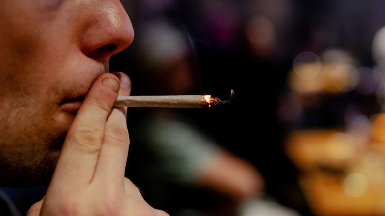 Esta fotografía tomada el 22 de abril de 2019 muestra a una persona fumando un "porro" de cannabis en la cafetería Cremers en La Haya (Países Bajos). (ROBIN VAN LONKHUIJSEN / AFP / Getty Images)