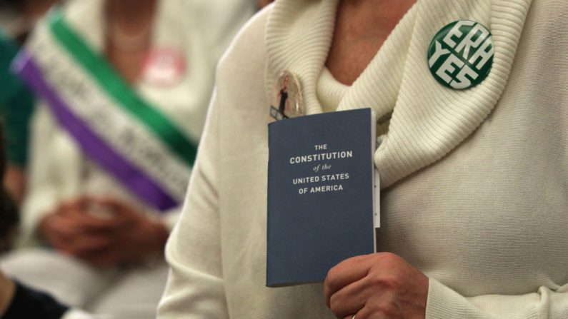 Una activista sostiene una copia de la Constitución de los Estados Unidos durante una conferencia de prensa sobre los derechos de las mujeres en Capitol Hill en Washington, el 30 de abril de 2019. (Alex Wong / Getty Images)
