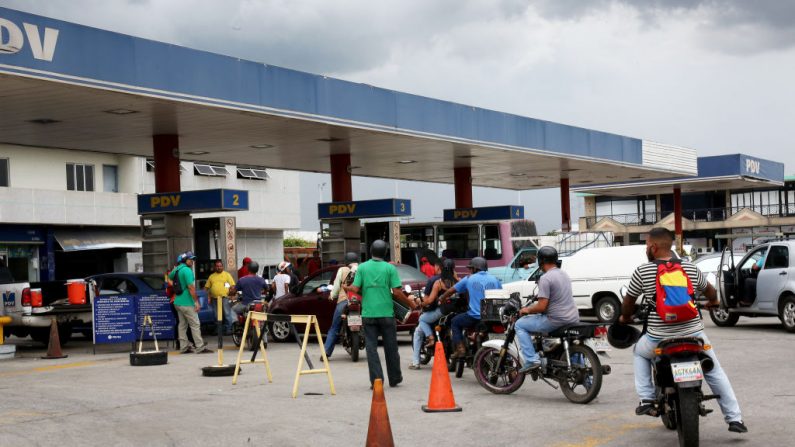 Personas en motocicletas y automóviles esperan en una gasolinera para llenar sus tanques durante una escasez de combustible el 24 de mayo de 2019 en Maracay, Venezuela. (Edilzon Gamez/Getty Images)