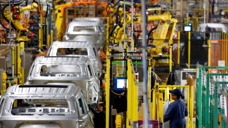 Trabajadores ensamblan autor en la recién renovada planta de ensamblaje de Ford en Chicago, el 24 de junio de 2019. (JIM YOUNG/AFP a través de Getty Images)