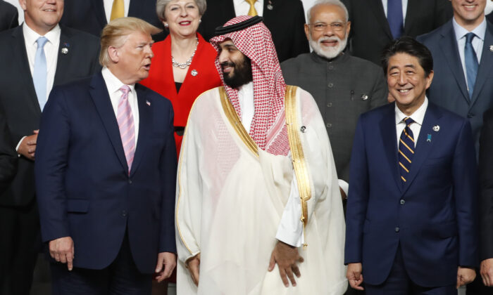 El presidente Donald Trump (izq.) habla con el príncipe heredero de Arabia Saudita Mohammed bin Salman durante una sesión de fotos familiares en la Cumbre del G20 en Osaka, el 28 de junio de 2019. (KIM KYUNG-HOON/AFP vía Getty Images)
