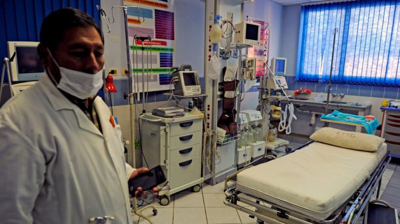 Un médico se encuentra en la sala de emergencias del Hospital de Clínicas en La Paz, durante una huelga médica nacional para exigir al gobierno mejores condiciones de trabajo tras la reciente muerte de dos colegas de Arenavirus, el 12 de julio de 2019. (JORGE BERNAL / AFP vía Imágenes falsas)