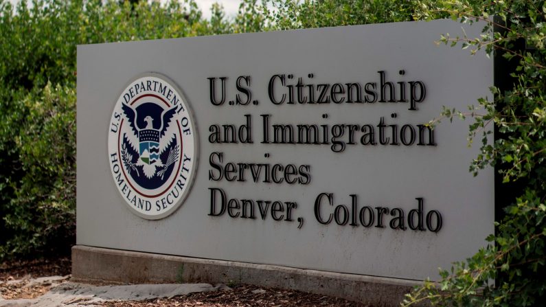 El edificio de los Servicios de Ciudadanía e Inmigración de los Estados Unidos, también es sede de la Oficina de Campo de ICE en Denver, en las afueras de Denver, Colorado, el 14 de julio de 2019.  (CHET STRANGE/AFP a través de Getty Images)