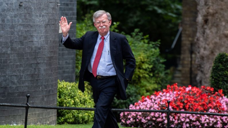El entonces Consejero de Seguridad Nacional de Estados Unidos, John Bolton, llega a reunirse con el Canciller del Reino Unido, Sajid Javid, en el 11 de Downing Street el 13 de agosto de 2019 en Londres, Inglaterra. (Chris J Ratcliffe/Getty Images)