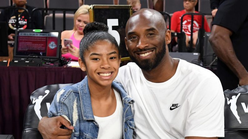 Gianna Bryant y su padre, el exjugador de la NBA Kobe Bryant, asisten al Juego de las Estrellas de la WNBA 2019 en el Mandalay Bay Events Center el 27 de julio de 2019 en Las Vegas, Nevada. (Ethan Miller/Getty Images)