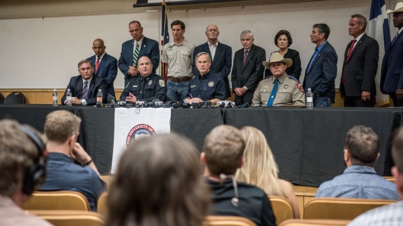 El gobernador de Texas Greg Abbott celebra una conferencia de prensa con las autoridades locales y federales en la Universidad de Texas de la Cuenca Pérmica (UTPB) después de un tiroteo mortal el 1 de septiembre de 2019 en Odessa, Texas. (Foto de Cengiz Yar/Getty Images)